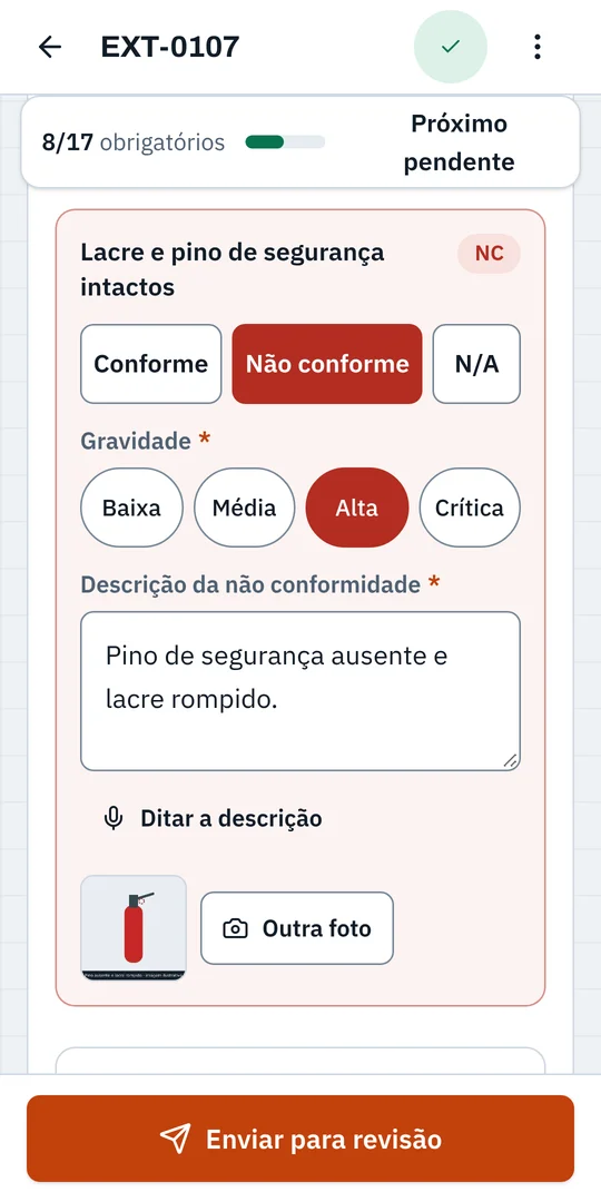 Item de extintor marcado como não conforme, com gravidade alta, descrição, ditado por voz e foto da não conformidade